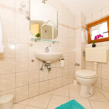 House Nena With Pool Vinišće